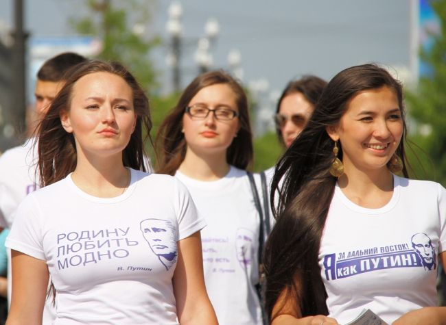 Хабаровчане в одежде из цитат Путина