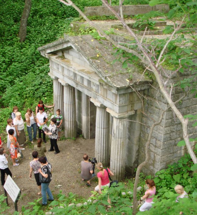 Фамильный склеп Бринеров в поселке Безверхово (Сидеми)