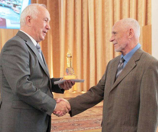 Мэр Хабаровска Александр Соколов вручил почетный знак Николаю Крадину (справа)