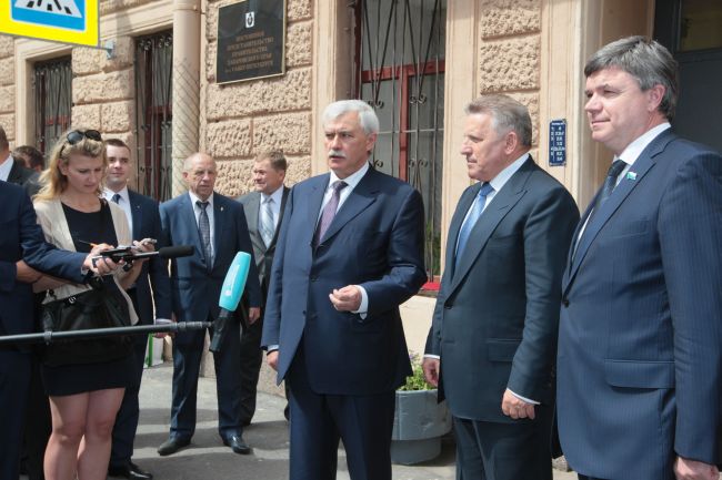 Открытие представительства Хабаровского края. Интервью журналистам - врио губернатора Санкт-Петербурга Георгия Полтавченко, губернатора Хабаровского края Вячеслава Шпорта и спикера краевой думы Виктора Чудова (справа)