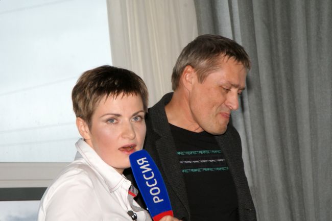 В детстве Настя со старшим братом Дмитрием постоянно дрались...