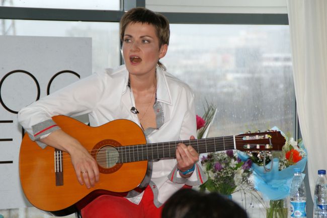 Настя запела!