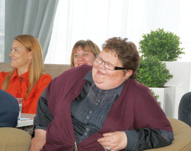 С интересом за своей ученицей Якубек наблюдает профессор Елена Гоголева