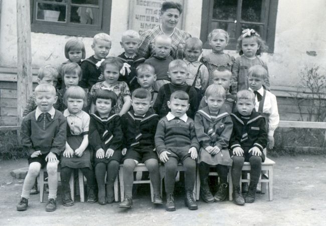 В детском саду №5. В нижнем ряду четвертый слева - Сергей Ефимов.
