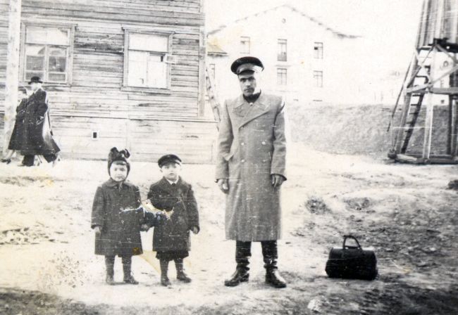 Сергей и Вера Ефимовы с отцом возле своего дома. Магадан, ул. Горького, 15-а.
