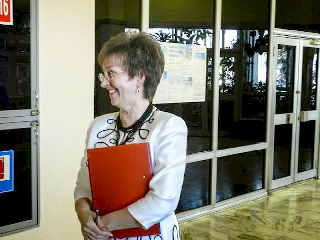 Судя по милой улыбке Альбина Васильевна веселый, милый, добрый человек. Исходя из ее зарплаты она уже должна благотворительностью заниматься. Сын ее служит в прокуратуре Вилючинска. В финансисты, банкиры как мама не пошел.