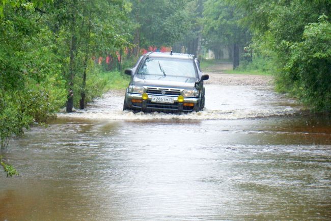 Вода еще стоит на автодороге в селе Раздольное Биробиджанского района