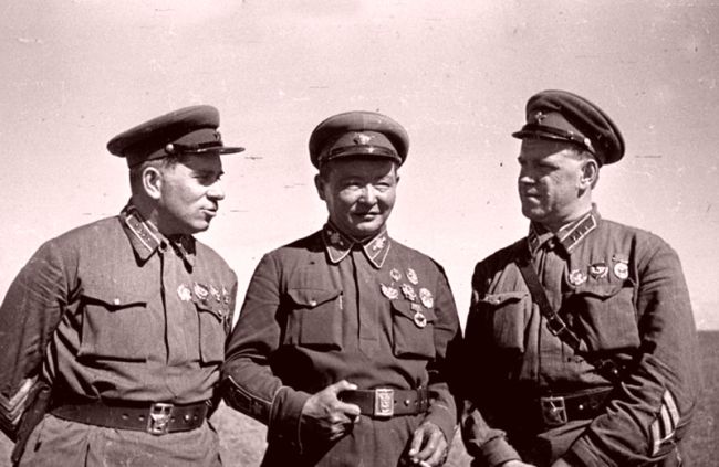 Командарм 2-го ранга Григорий Штерн, маршал Монгольской Народной Республики Хорлогийн Чойбалсан и командир корпуса Георгий Жуков (слева направо) на командном пункте Хамар-Даба. Халхин-Гол, 1939 год.