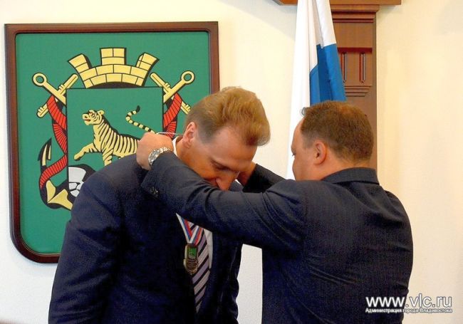 Глава Владивостока Игорь Пушкарёв вручил первому вице-премьеру Игорю Шувалову знак «Почетный гражданин Владивостока