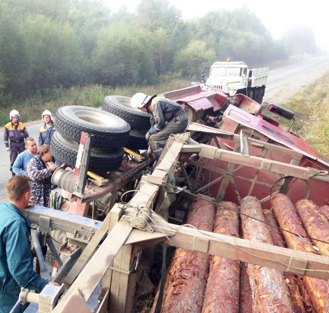 Лесовоз перевернулся