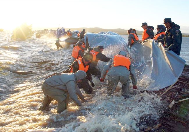 Мылкинскую дамбу держали руками