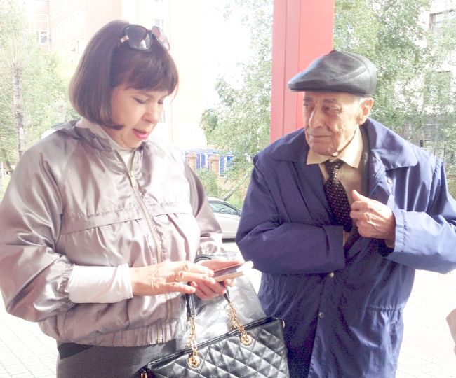 Ирину Гущину пришел поддержать свидетель - ветеран Иван Поклад.