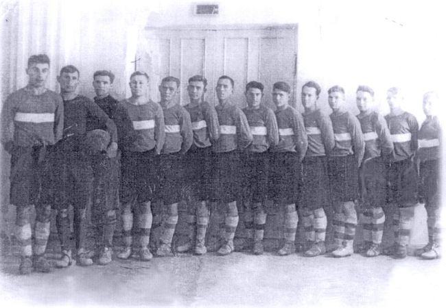 Сборная «Динамо», завоевавшая Кубок Дальнего Востока. 1947 год. Слева направо: 1-Месхи, 4-Болотин, 5-Парыгин, 6-Калугин, 7-Хачидзе, 8-Ширинян, 11-Куров, 14-Червончук./ Нажмите, чтобы УВЕЛИЧИТЬ (нажмите, чтобы увеличить)