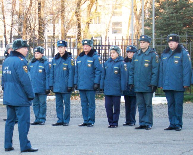 Строевой смотр сотрудников у областного здания МЧС провел лично врио начальника ГУ МЧС России по ЕАО Роман Бойко