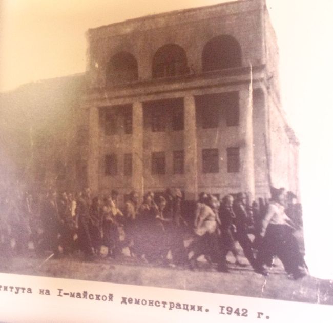 На майской демонстрации, 1 мая 1942-го. Пединститут