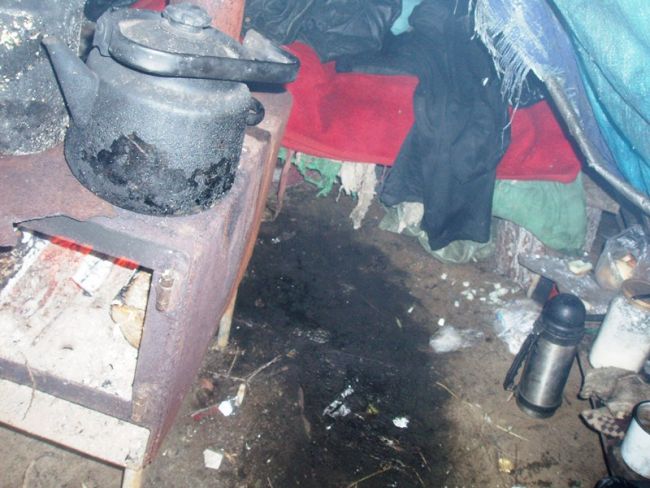 Непосредственно очаг в жилище братьев Оно. Греется вода для чая. На заднем плане видна постель, где спят братья