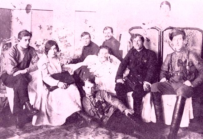 Красные командиры в Сибири: Нина Лебедева (сидит с портфелем) и Яков Тряпицын (в белой рубахе, лежит на кровати)