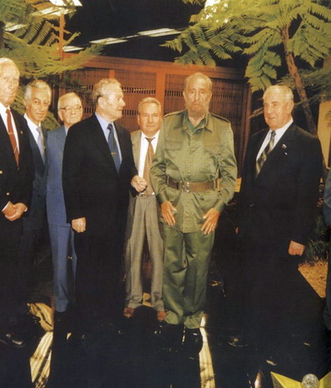 Справа налево: Д.Т. Язов, Фидель Кастро. 2002 г.
