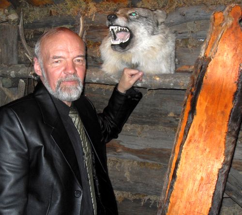 Автор статьи Владимир Иванов-Ардашев в раздумьях о былом, Хабаровский музей археологии, 2009 год.