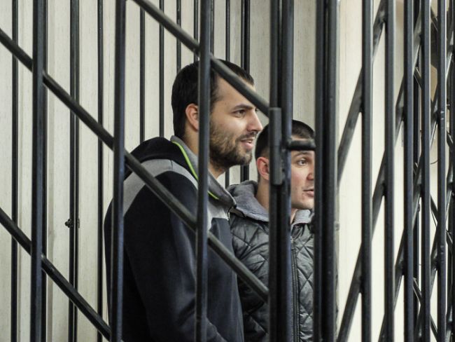 Созаев и Мусаев в клетке в зале суда.