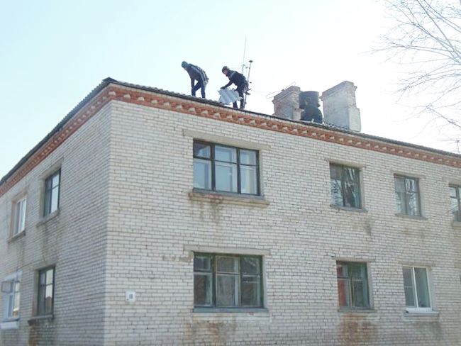 Неизвестные разбирали дома в п. Уссурийском Хабаровска. По чиновники спешат переселить людей с территории, попадающей в зону подтопления, ученые объявили, что следующее большое наводнение на Амуре надо ждать через 200 лет - т.е. в 2213 году!