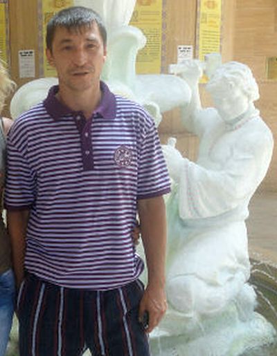 Юрий Пухарев, живущий неподалеку и заходивший на несколько минут в квартиру к бабушке (здесь Саша его и увидела)