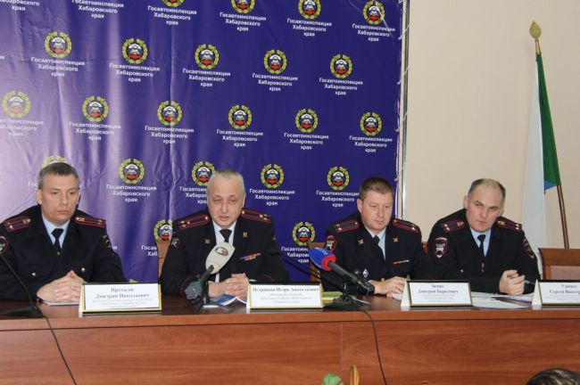 Большая пресс-конференция: начальник отдела дорожного надзора ГИБДД Хабаровского края Дмитрий Протасов, начальник управления ГИБДД УМВД России по краю Игорь Петряшин, начальник МРЭО ГИБДД края Дмитрий Зинин, врио начальника отдела административной практики ГИБДД края Сергей Удимец (слева направо). (нажмите, чтобы увеличить)