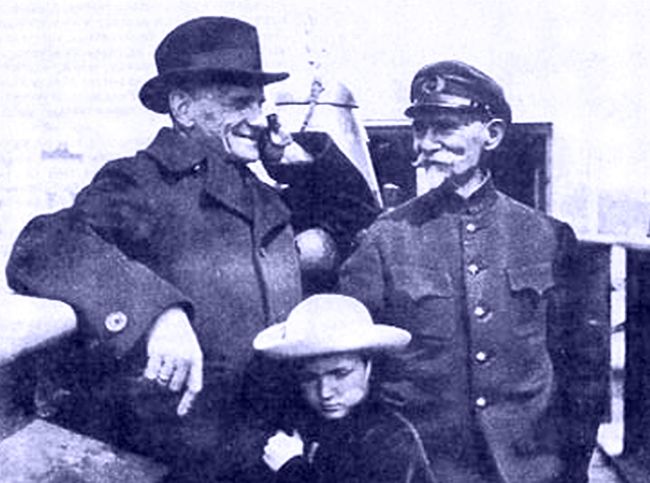 Владимир Арсеньев с дочерью Наташей в гостях у брата Анатолия Арсеньева, капитана теплохода «Трансбалт», 1928 г.