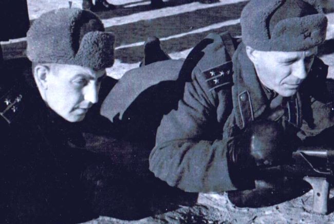 Сергей Феоктистов (слева) на стрельбище (нажмите, чтобы увеличить)