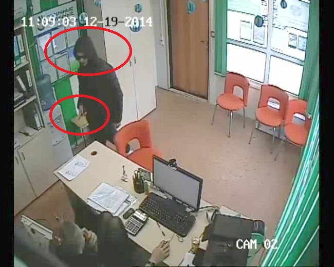 Грабитель взят с поличным. Так он попадал в поле зрения камеры наблюдения - темные очки, капюшон, нож.