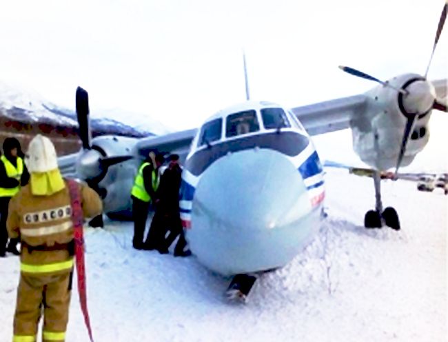 Самолета Ан-26 выкатился за пределы полосы. Фото МЧС