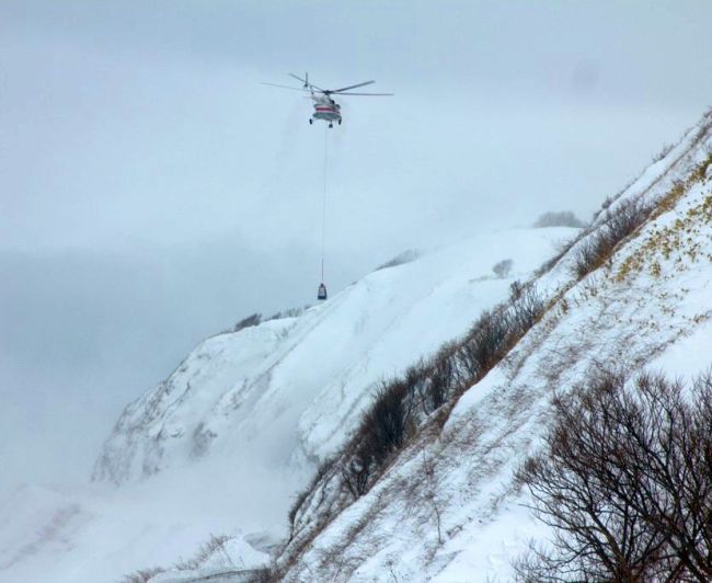 Ми-8 поднял установку над горой снега
