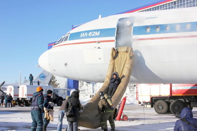 Согласно учебной легенде, пассажирский самолет в аэропорту Хабаровска совершил жесткую посадку