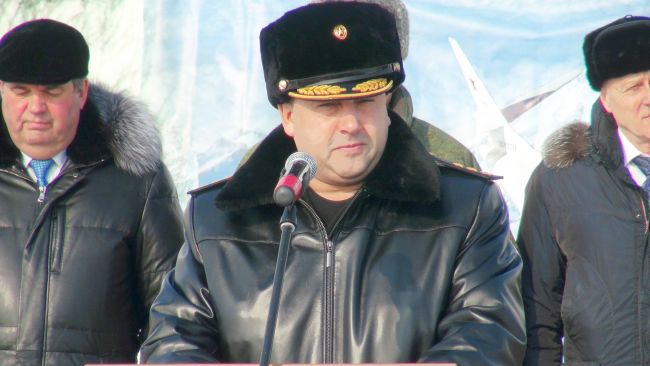 Командующий войсками Восточного военного округа генерал-полковник Сергей Суровикин наградил победителей окружного этапа состязаний экипажей боевых машин «Танковый биатлон-2015». Фото Марии Герман