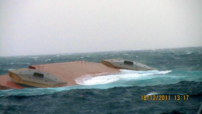 Буровая «Кольская» набрала воды и перевернулась в шторм.