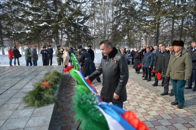 В городском парке Дальнереченска, у мемориального комплекса героям-пограничникам, прошел митинг. В нем принял участие губернатор края Владимир Миклушевский. Фото Игоря Новикова.