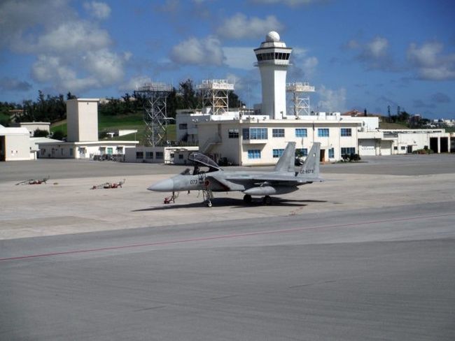 Военный самолет F-15 на аэродроме столицы Окинавы Нахе.