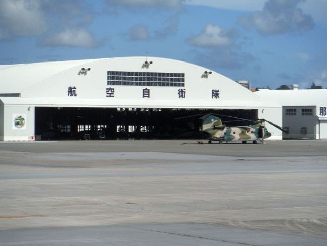На одном из многочисленных ангаров аэродрома Наха, где базируется авиатехника, надпись гласит: «Силы самообороны воздушного пространства».