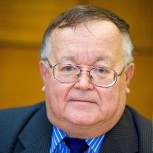 Владимир Смоляков родился в Хабаровске в 1946 году. Закончил Хабаровский государственный педагогический институт (исторический факультет). В 2006 году защитил докторскую диссертацию на тему: «Взаимосвязь внутренней и внешней политики (проблемы теории и методологии)». Область научных интересов: взаимосвязи между сферами внутренней и международной политики, международные политические и интеграционные процессы в Восточной Азии.