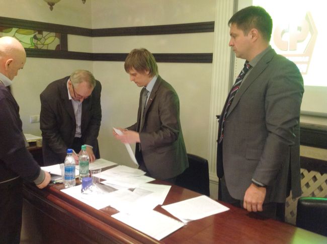 Подписание итогового протокола на конференции «СР» в Хабаровске.