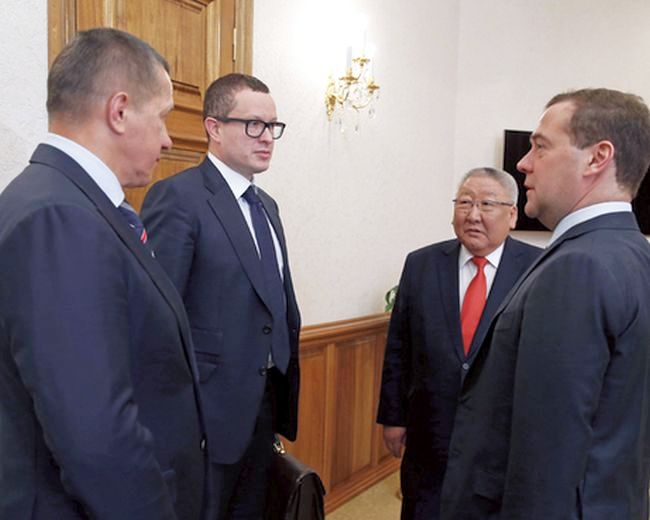 Дмитрий Медведев с заместителем председателя правительства - полномочным представителем президента в ДФО Юрием Трутневым (слева), заместителем руководителя Гохрана России Андреем Жарковым (второй слева) и главой Республики Саха (Якутия) Егором Борисовым.