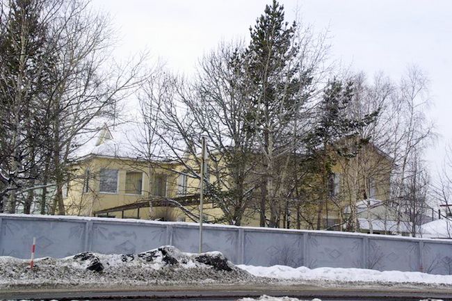 В собственности у семейства Илюхиных имеется здание детского сада, переделанное в фешенебельный особняк