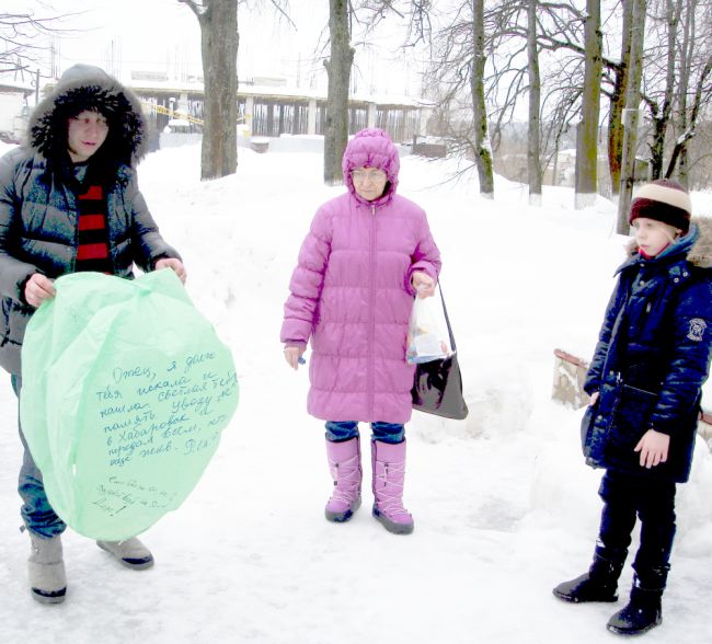 Из рук потомков Николая Ивановича в медынское небо сейчас взлетит воздушный шар с горящей лампадкой. На оболочке шара каждый из родных написал свое обращение к своему Николаю Светлову. (нажмите, чтобы увеличить)