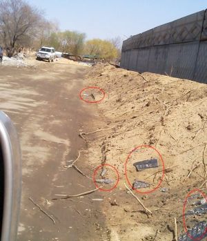 Мемориальные плиты разбросали по дороге (нажмите, чтобы увеличить)