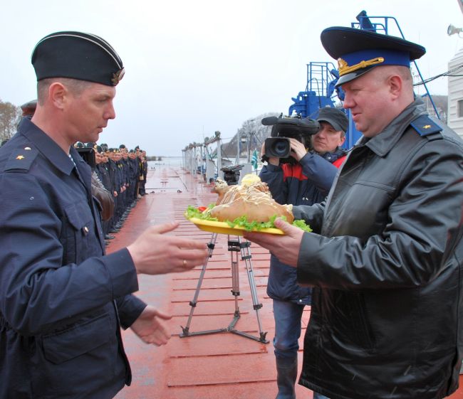 Среди многочисленных традиций, которые существуют на флоте - встречать корабли жареным поросенком
