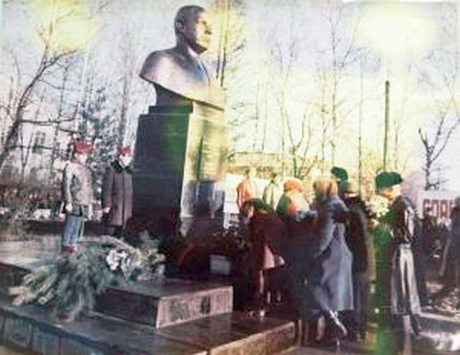 1985 г. День открытия памятника. Фото предоставлено Музеем Боевой и Трудовой Славы (с. Валдгейм).