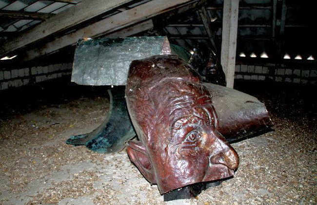 Разрезанный на пять частей, бюст Владимира Израйлевича Пеллера