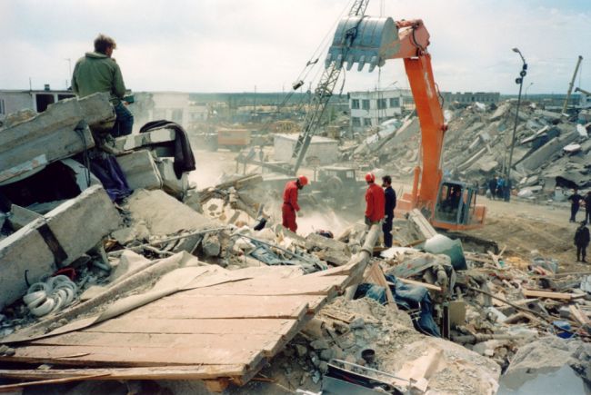 28 мая из завалов удалось извлечь 150 пострадавших, на следующий день около 200 (нажмите, чтобы увеличить)