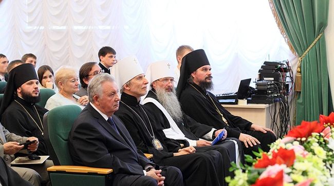 Торжественное собрание: в первом ряду, экс-губернатор Хабаровского края Виктор Ишаев, митрополит Хабаровский и Приамурский Игнатий, митрополит Вятский и Слободской Марк (с 1995 по 2011 гг. возглавлял церковь в Хабаровском крае, с 2005 г. - первый ректор Хабаровской духовной семинарии). Фото Андрея Якимчука