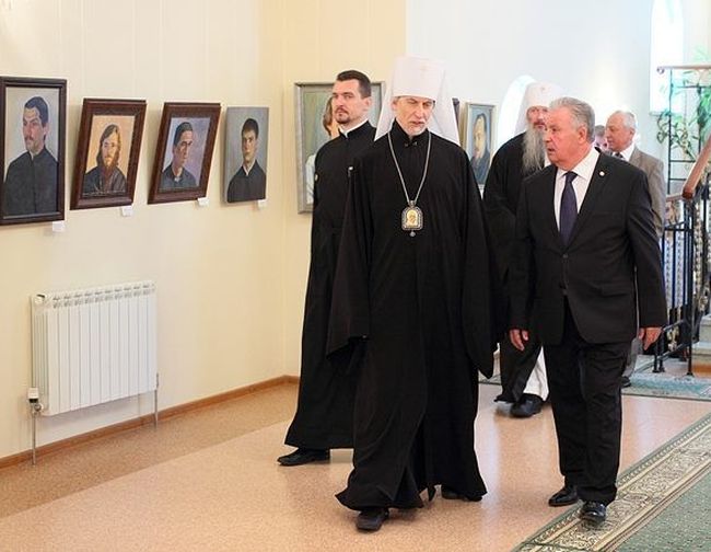 Гости прибывают, в их числе - Виктор Ишаев. Фото Андрея Якимчука